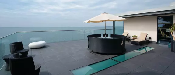 Bild p&aring; en takterrass med loungem&ouml;bler och havsutsikt